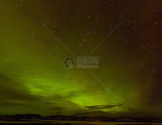 北极光或北极光的绿色光亮磁层亮度天文北极星磁性天体摄影漩涡领土极光图片