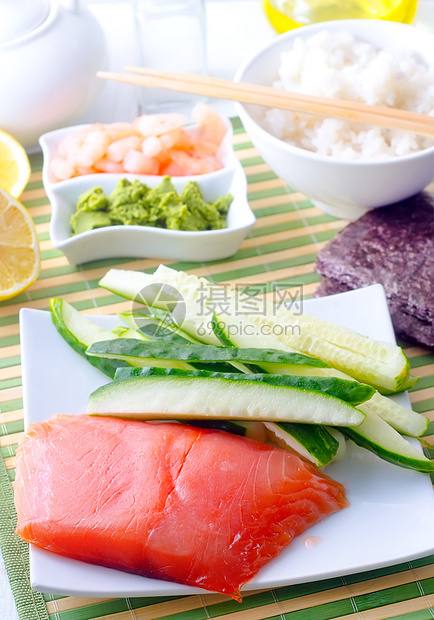 寿司 萨克门和黄瓜的成分柠檬海苔海鲜牛扒工作室美味盘子食物勺子小吃图片