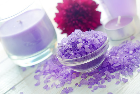 用于SPA和蜡烛的紫海盐身体疗法桑拿沙龙石头紫色紫丁香叶子芳香冥想图片