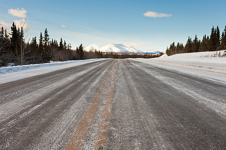 泰加和雪山的乡村公路冬季图片