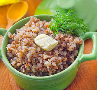 在绿碗里煮熟的小麦粮食谷物木头厨房农业碎粒饮食乡村烹饪炖锅图片