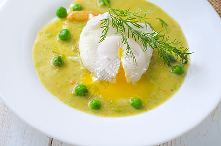 绿豆和鸡蛋浸出的新汤水煮用餐盘子照片蔬菜英语油炸种子蛋黄食物图片