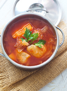 美味的牛肉炖汤 配肉和蔬菜高架土豆草药盘子砂锅香料美食沙锅国家木头图片