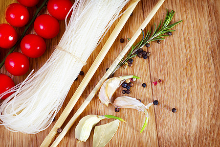 生饭面和香味糖类筷子米粉挂面蔬菜午餐碳水淀粉木头竹子图片