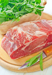木板上的生肉和刀猪肉餐厅木头香料桌子牛扒赌注营养宏观食物图片