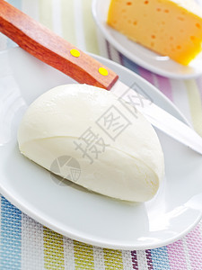 白色盘子上的新鲜奶酪牛奶饮食烹饪文化奶制品熟食羊乳团体午餐宏观图片