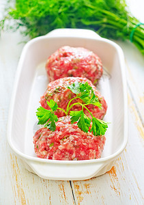 白碗里生肉球食物肉丸地面营养牛肉餐厅香肠红色饮食厨房图片