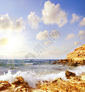 海洋和日落日出地平线反射海滩蓝色风景季节假期岩石海景图片