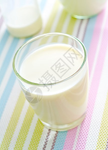 玻璃中的新鲜牛奶奶精奶油蓝色厨房水壶养分节食液体木头茶点图片