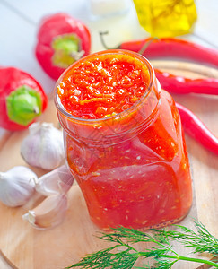 玻璃库里新鲜的辣椒酱香料胡椒水果桌子食物团体蔬菜美食玻璃勺子图片