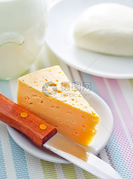 白色盘子上的新鲜奶酪熟食文化食物奶制品产品烹饪午餐小吃润滑脂美味图片