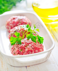 白碗里生肉球厨房牛肉香肠营养碎肉饮食屠夫美食馅饼餐厅图片