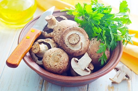 蘑菇收成烹饪木头按钮木板食物菌类饮食蔬菜厨房图片