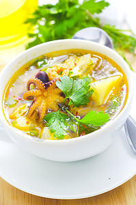 新鲜汤冷食生活对虾蔬菜低脂肪草药鱿鱼土豆海鲜餐巾图片