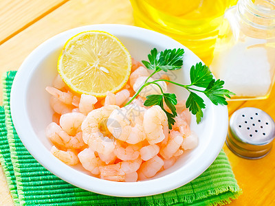 餐桌上白碗里煮熟的虾餐具蔬菜营养菜单柠檬海鲜市场食物沙拉午餐图片