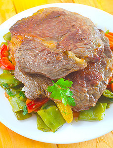 配蔬菜的烤肉筹码辣椒午餐腰部牛扒沙拉饮食猪肉炙烤土豆图片