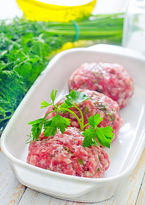 白碗里生肉球屠夫香肠餐厅烹饪饮食红色碎肉食物美食馅饼图片