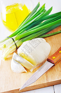 木板上新鲜的马扎里拉食物产品小吃奶制品乳酪奶油宏观润滑脂烹饪午餐图片