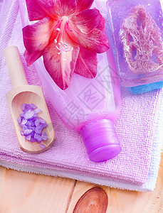 毛巾上的肥皂冥想奢华治疗化妆品玫瑰海绵保健洗澡淋浴瓶子图片