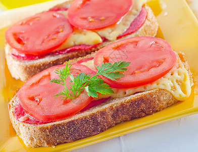 加奶酪和番茄面包木头美味小吃果汁饮食零食大蒜食物沙拉火腿早餐图片