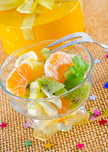 水果沙拉桌子玻璃香蕉午餐营养橙子奇异果早餐饮食柚子图片