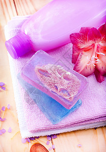 毛巾上的肥皂沐浴露打扫洗澡治疗洗剂卫生保健化妆品浴室液体图片