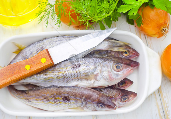 鲜鱼食物鳟鱼木头鳃盖鱼头香菜钓鱼海鲜饮食市场图片