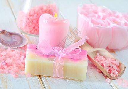 海盐和肥皂呵护泡沫洗澡木头薰衣草卫生麻布紫丁香生活蜡烛图片