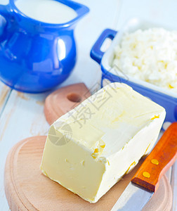 黄油 牛奶和小屋生活早餐水壶杂货奶油木板奶制品瓶子蓝色厨房图片
