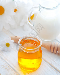 在玻璃库里的新鲜蜂蜜 和在罐中的牛奶治愈甘菊生产食物营养镜子玻璃金子产品早餐图片