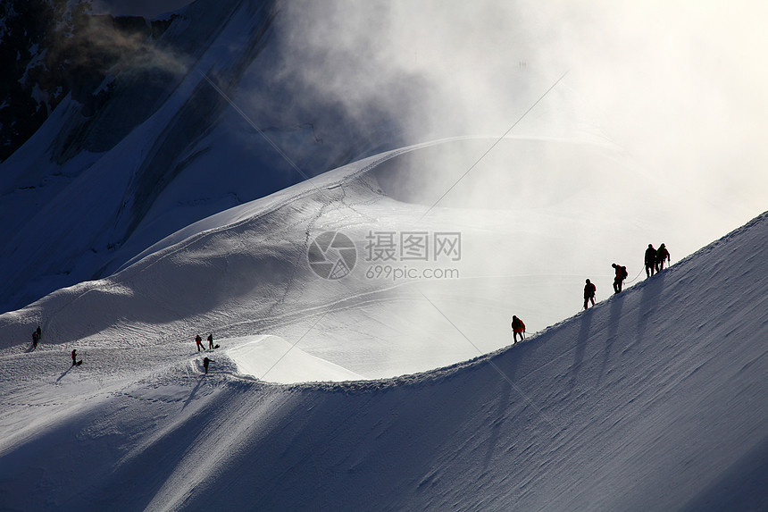 阿尔卑斯人高度顶峰运动首脑指导风景危险旅行背包游客图片