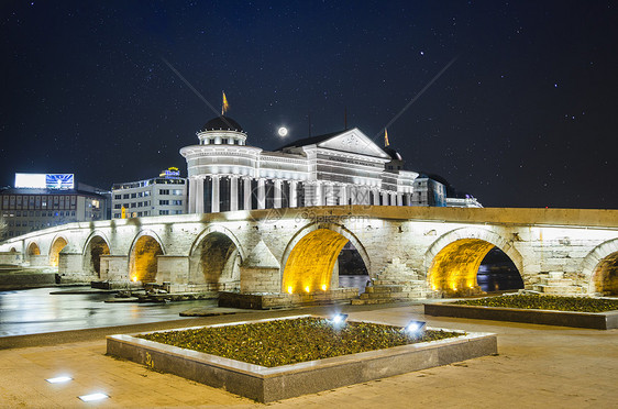 美丽的旧石桥和马其顿在星空月月亮上的考古博物馆 以及图片