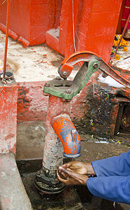 印度瓦拉纳西街旧式水泵背景图片