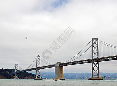 旧金山湾大桥在云天城市水路旅游电缆天际旅行建筑交通宝藏市中心图片