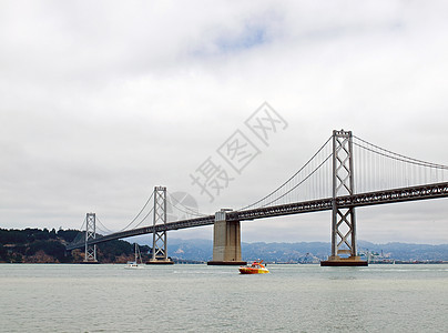 旧金山湾大桥在云天电缆运输旅游城市地标旅行汽车建筑天空市中心图片