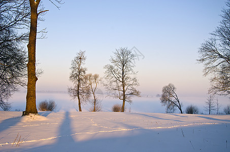 冬季清晨风景和阴影图片