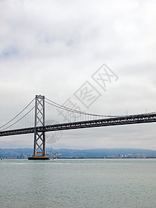 旧金山湾大桥在云天汽车旅游跨度工程城市旅行天际水路海岸电缆图片