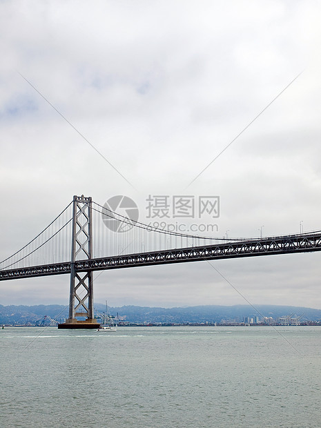 旧金山湾大桥在云天汽车旅游跨度工程城市旅行天际水路海岸电缆图片