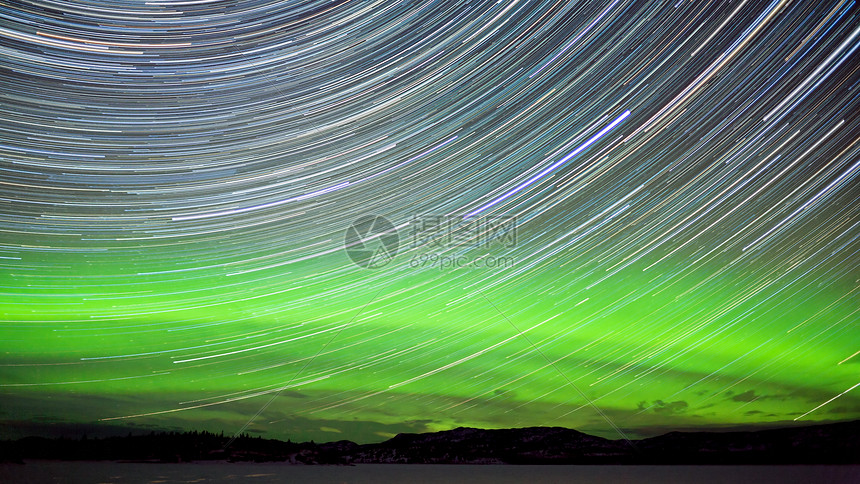 夜空中的星际足迹和北极光图片