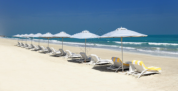 海滩上椅子的全景天空海岸赤道横幅晒黑海洋支撑日光浴躺椅怠速图片