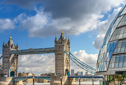 塔桥与周围建筑物的美丽景色     Lond图片