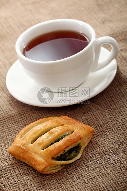 茶杯和桌布上的面包早餐饼干茶点盘子液体食物咖啡店小吃午餐糕点图片