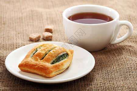 茶杯和桌布上的面包液体杯子甜点休息咖啡店宏观饮料食堂食物黄油图片