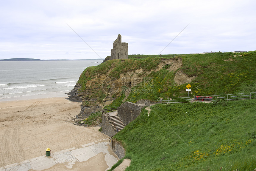城堡和步骤 到Blybunion海滩图片