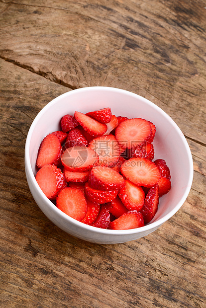 切片草莓杯奶油甜点水果时令红色图片
