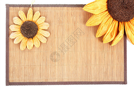 木桌设置背景的向日葵装饰棕色边界园艺桌子太阳环境橙子花朵植物群框架图片