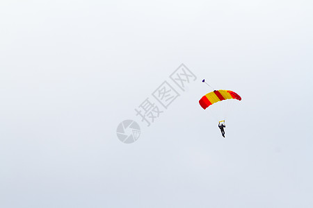 Skydiver 降落伞打开伞兵飞行刺激乐趣爱好快感独奏跳伞员漂浮跳伞图片