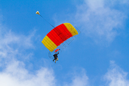 Skydiver 降落伞打开伞兵漂浮刺激乐趣跳伞员天空飞行运动跳跃蓝天图片