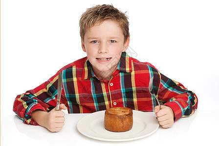 男孩吃派食物盘子午餐孩子白色小吃饥饿馅饼厨房背景图片