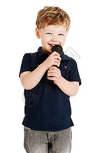可爱男孩歌唱图片